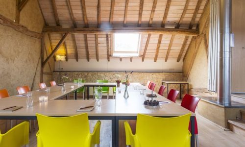 Eet en vergadertafels op een zolder